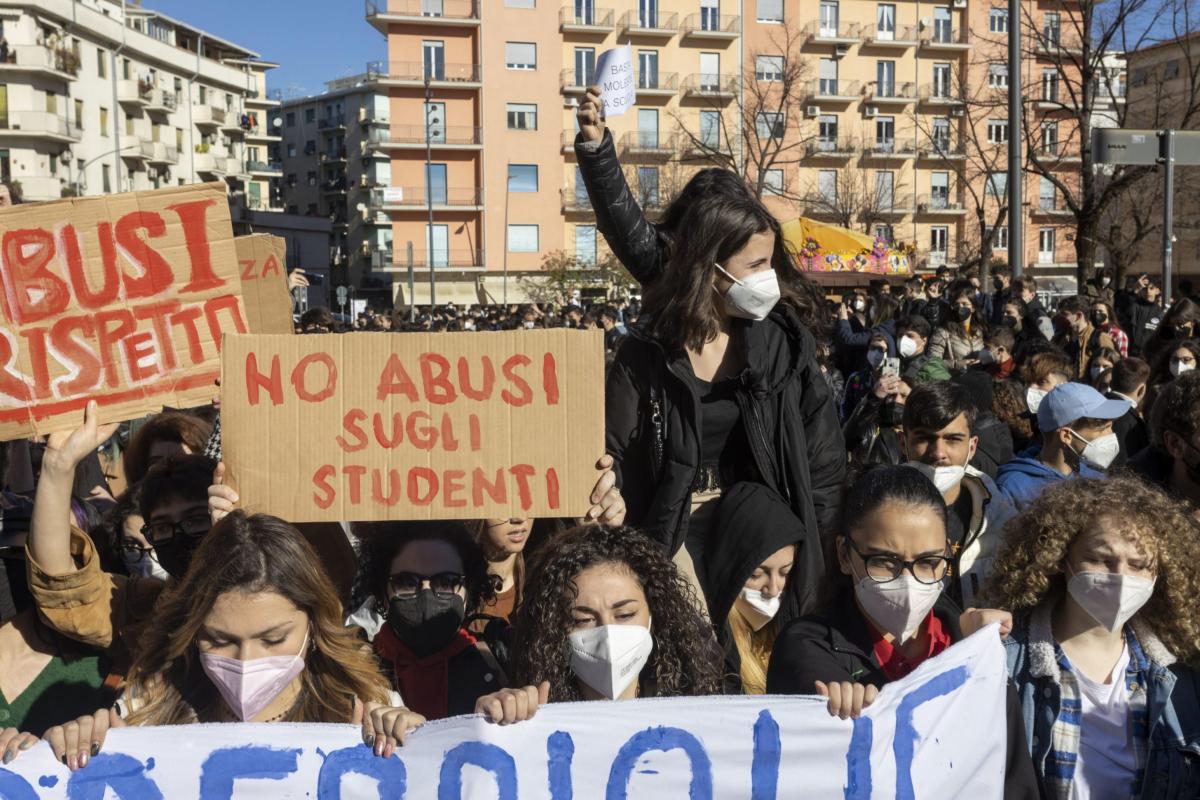 Roma, nuovo caso di molestie a scuola: “Ci prendiamo una birra insi…