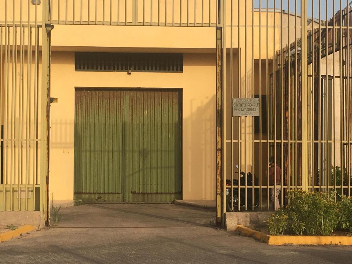 Airola, sequestrati nell’istituto minorile 5 cellulari e una piccol…