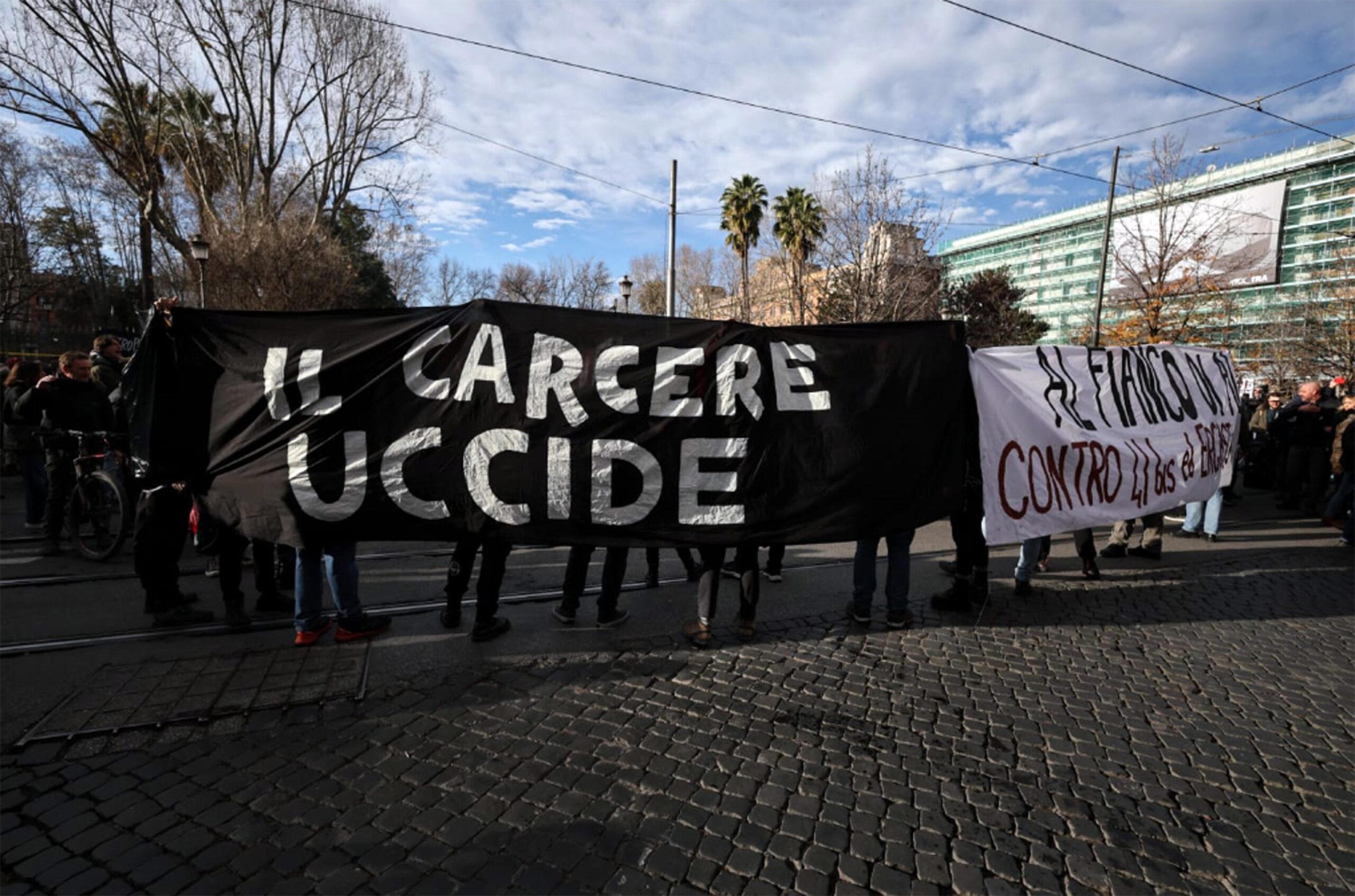 Gli anarchici colpiscono a New York: bomba carta e striscioni pro Cospito nei pressi del consolato italiano