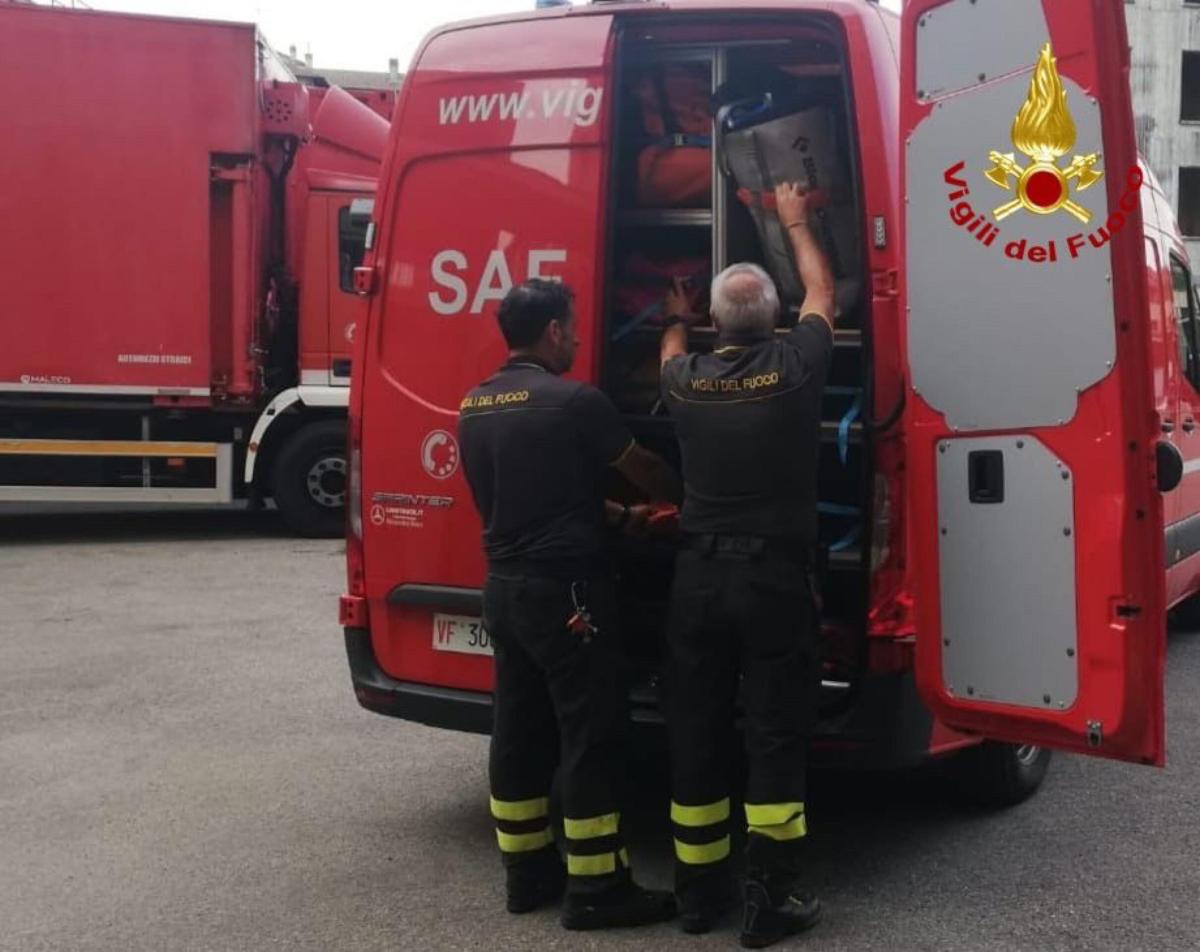 Taranto, incendio vicino allo stadio Iacovone: nessun ferito