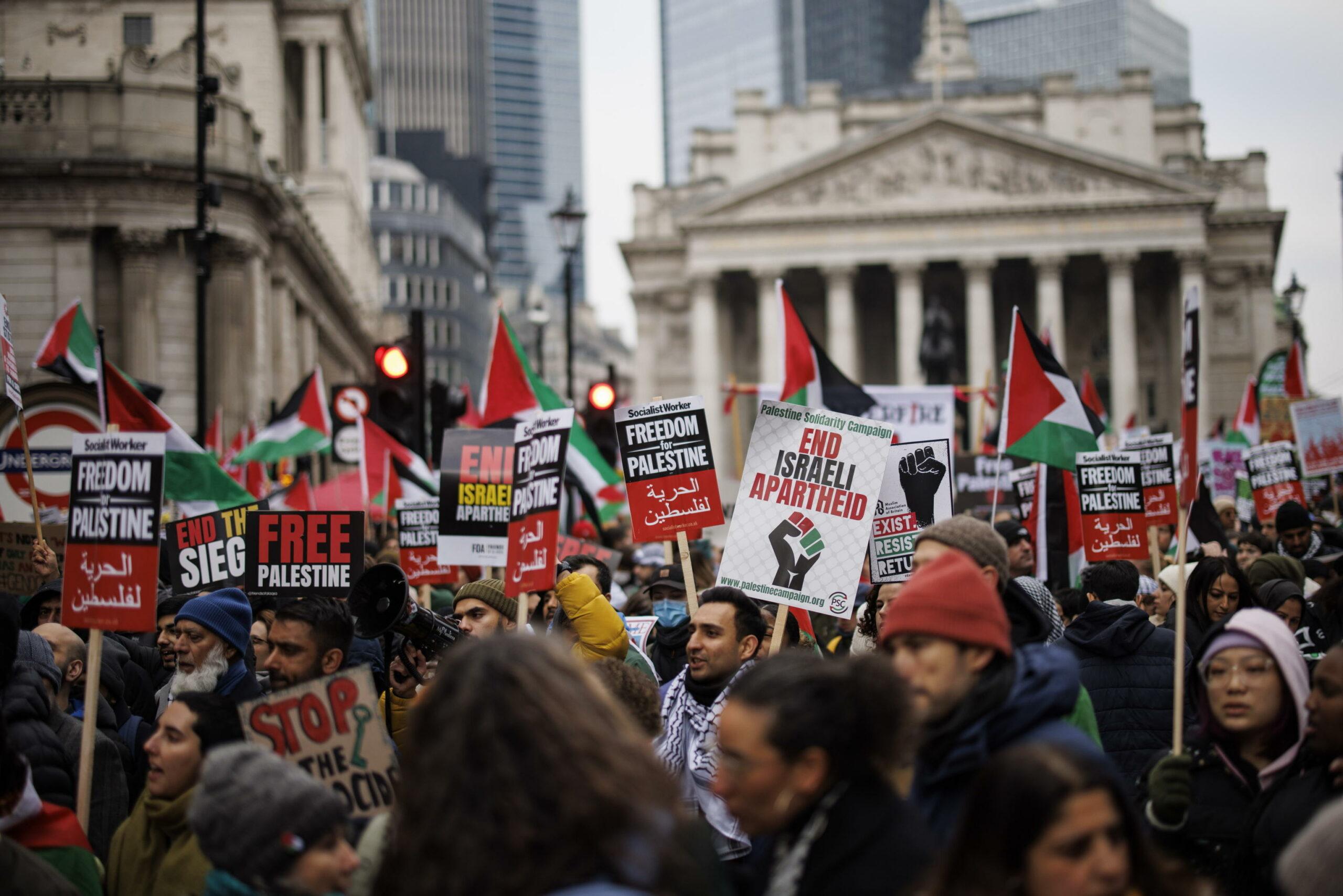 Regno Unito, manifestazione pro Palestina a Londra: migliaia di manifestanti in piazza, tre fermati | VIDEO