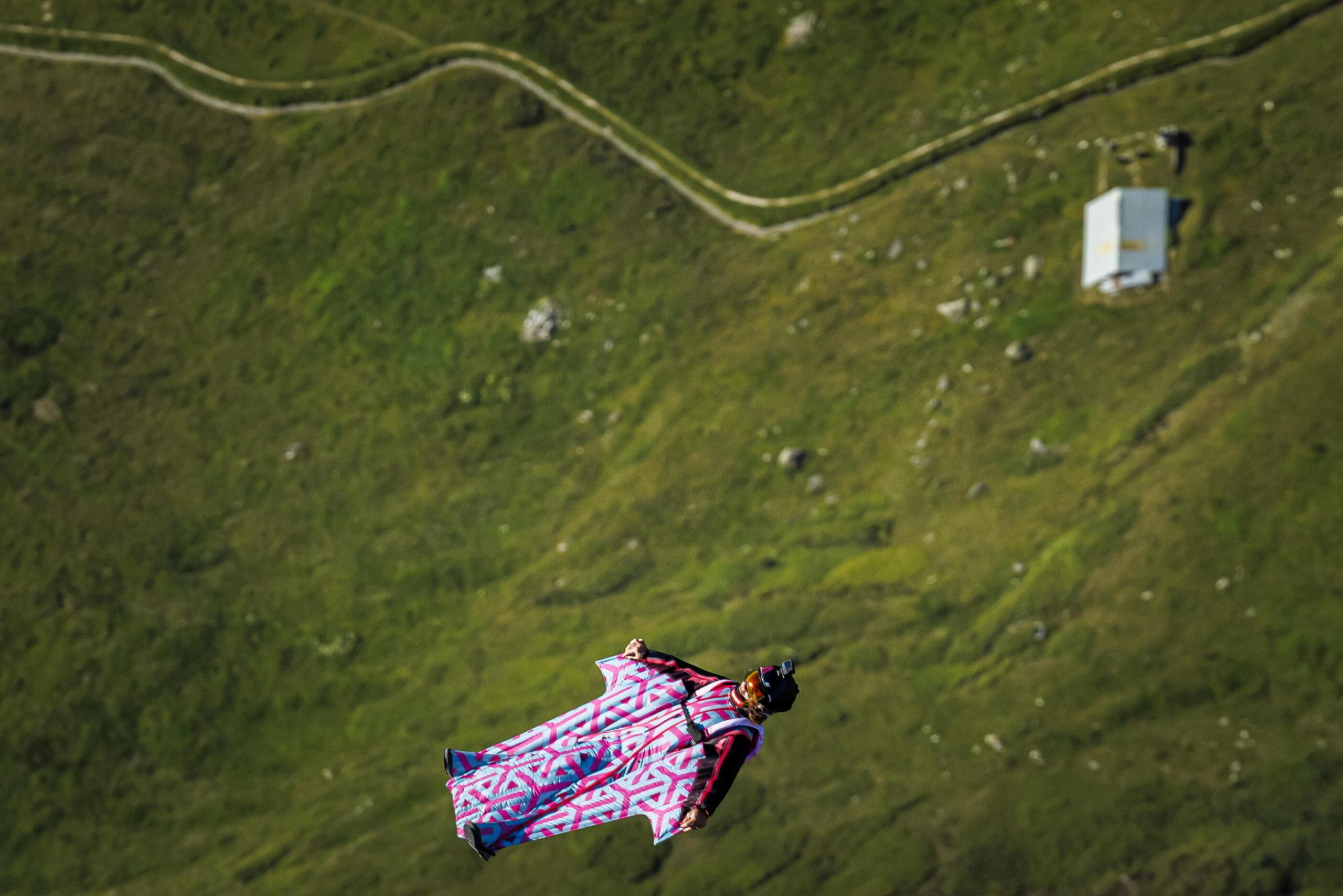 Trento, base-jumper canadese si schianta contro una parete rocciosa lanciandosi dal Monte Brento: morta sul colpo