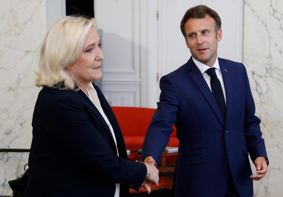 Francia, il presidente Macron propone alla leader della destra Le Pen un dibattito televisivo in vista delle elezioni europee: “Sono a sua disposizione, si faccia prima di andare alle urne”