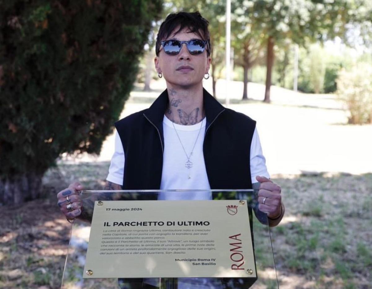 Inaugurato “Il parchetto di Ultimo” a San Basilio, il cantante romano ha duettato con il sindaco Gualtieri il nuovo singolo “Altrove”