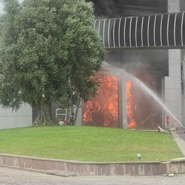 Incendio Malagrotta, oggi e domani scuole chiuse: ordinanza del Comune di Roma. Sulla natura del rogo indaga la Procura