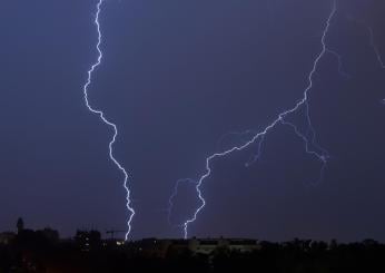 Lecco, albero colpito da fulmine cade su due ragazzi a Colico: grav…