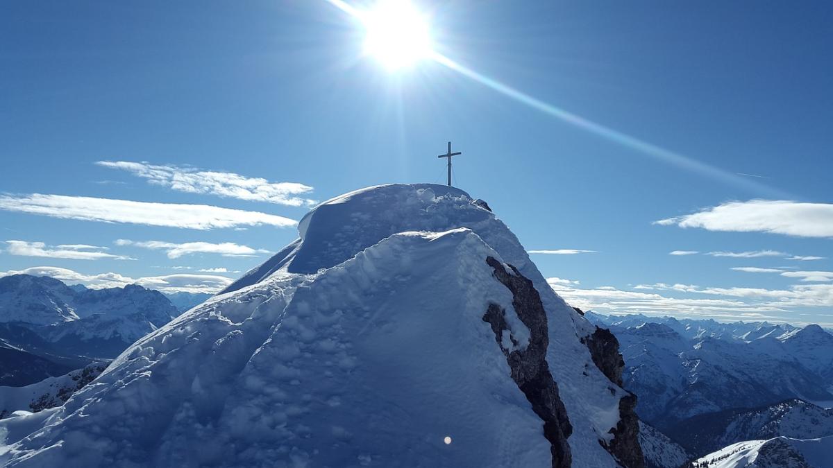 La croce, la montagna e l’identità nazionale. A colloquio con il pr…