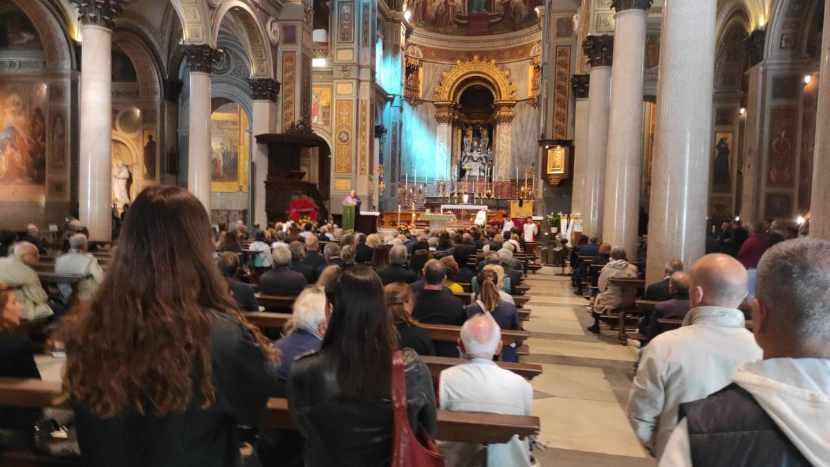 Funerali Ernesto Alicicco, l’ultimo saluto allo storico medico della Roma nella chiesa San Gioacchino. Presenti ex giocatori, anche De Rossi| VIDEO E FOTO