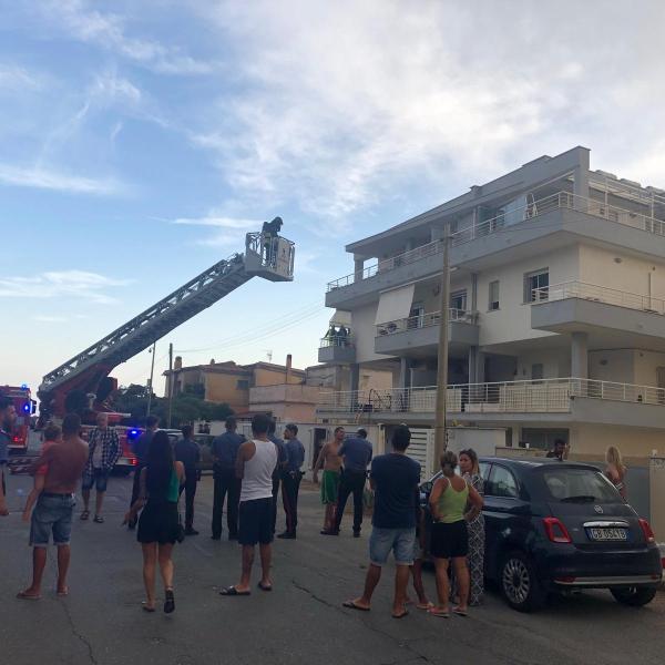 Fiumicino, incendio in una palazzina a Via del Faro: salvate donna e bambina. Causa: cortocircuito bici elettrica | VIDEO e FOTO