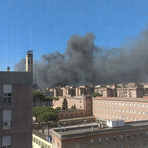 Roma rimane avvolta dalle fiamme, vasto incendio a Centocelle in un’altra giornata di fuoco