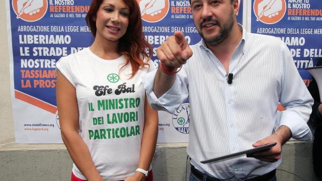 Prostituzione, Salvini vuole legalizzare il sesso a pagamento