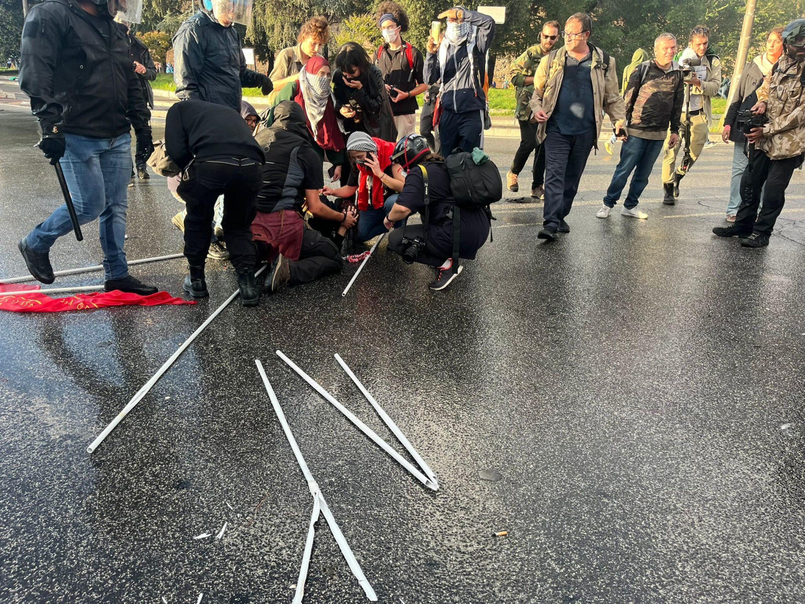 Scontri manifestazione pro Pal del 5 ottobre a Roma: Calenda invoca un’altra piazza, Donzelli si complimenta con la polizia | VIDEO