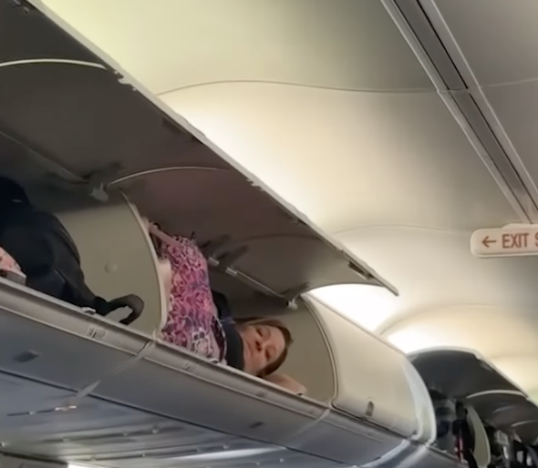 Usa, donna si rilassa nella cappelliera di un aereo della Southwest Airlines ad Albuquerque e diventa virale su TikTok | VIDEO