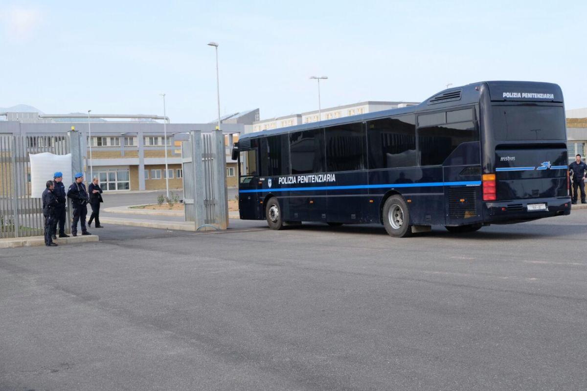 Cagliari, detenuto appicca un incendio nella sua cella nel carcere di Uta: quattro agenti intossicati