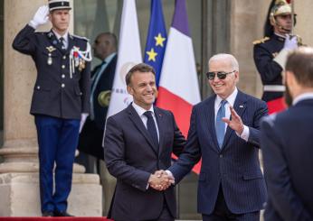 Biden in Francia, il presidente degli Usa in visita di stato: “Putin non si fermerà all’Ucraina”