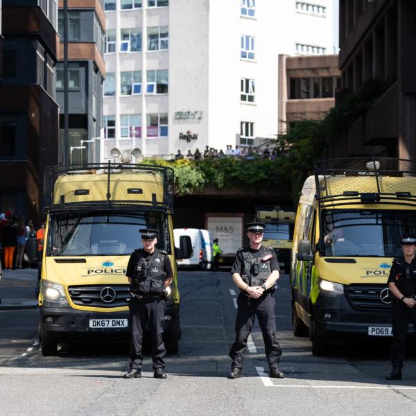 Dopo l’accoltellamento a Southport si allargano i disordini a Londra: cosa sta succedendo in Inghilterra