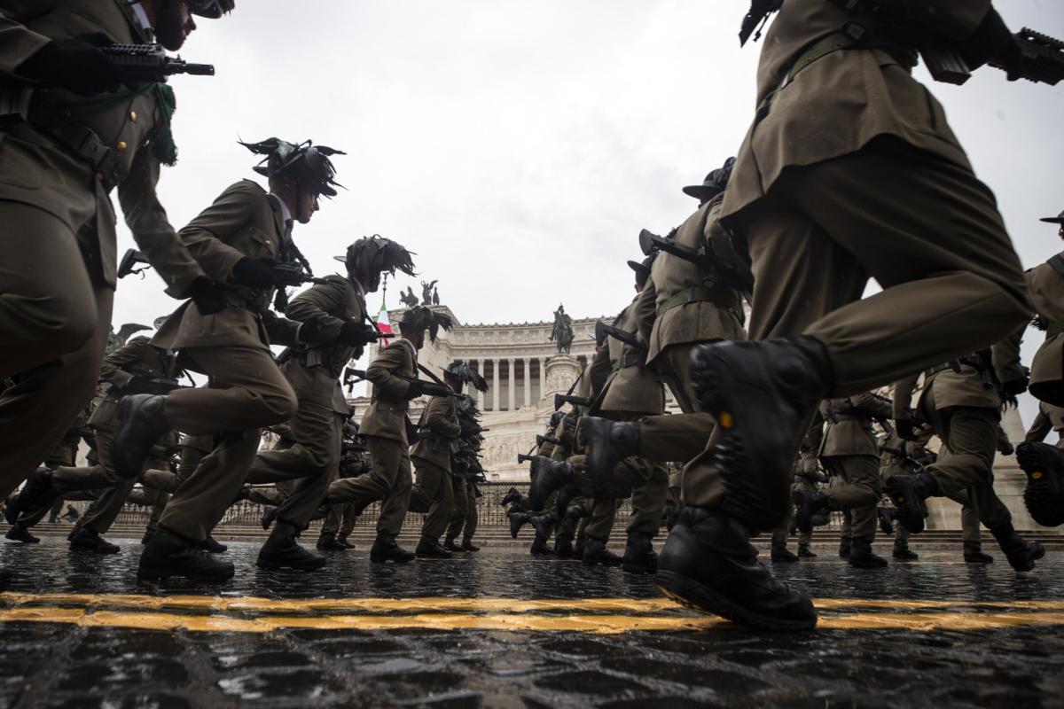 Torna la leva militare obbligatoria in Italia? Le proposte di FdI e Lega che agitano il Governo, Cattaneo (FI): “Meglio esercito professionisti” | VIDEO