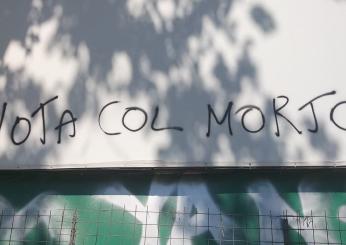 “Vota col morto”: la scritta che sfregia i manifesti elettorali di Forza Italia con Tajani e Berlusconi