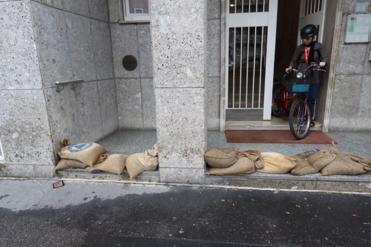 Maltempo a Milano: esondato il Seveso, allagamenti a Niguarda