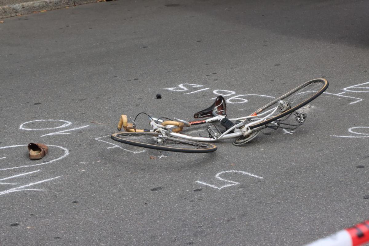 Pavia, incidente tra un auto e una bici: morto il ciclista