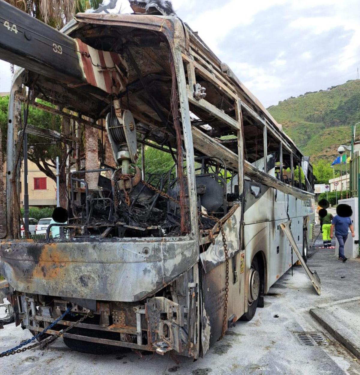 Incredibile a Pozzuoli, bus sfonda il cancello del Comune e viene i…