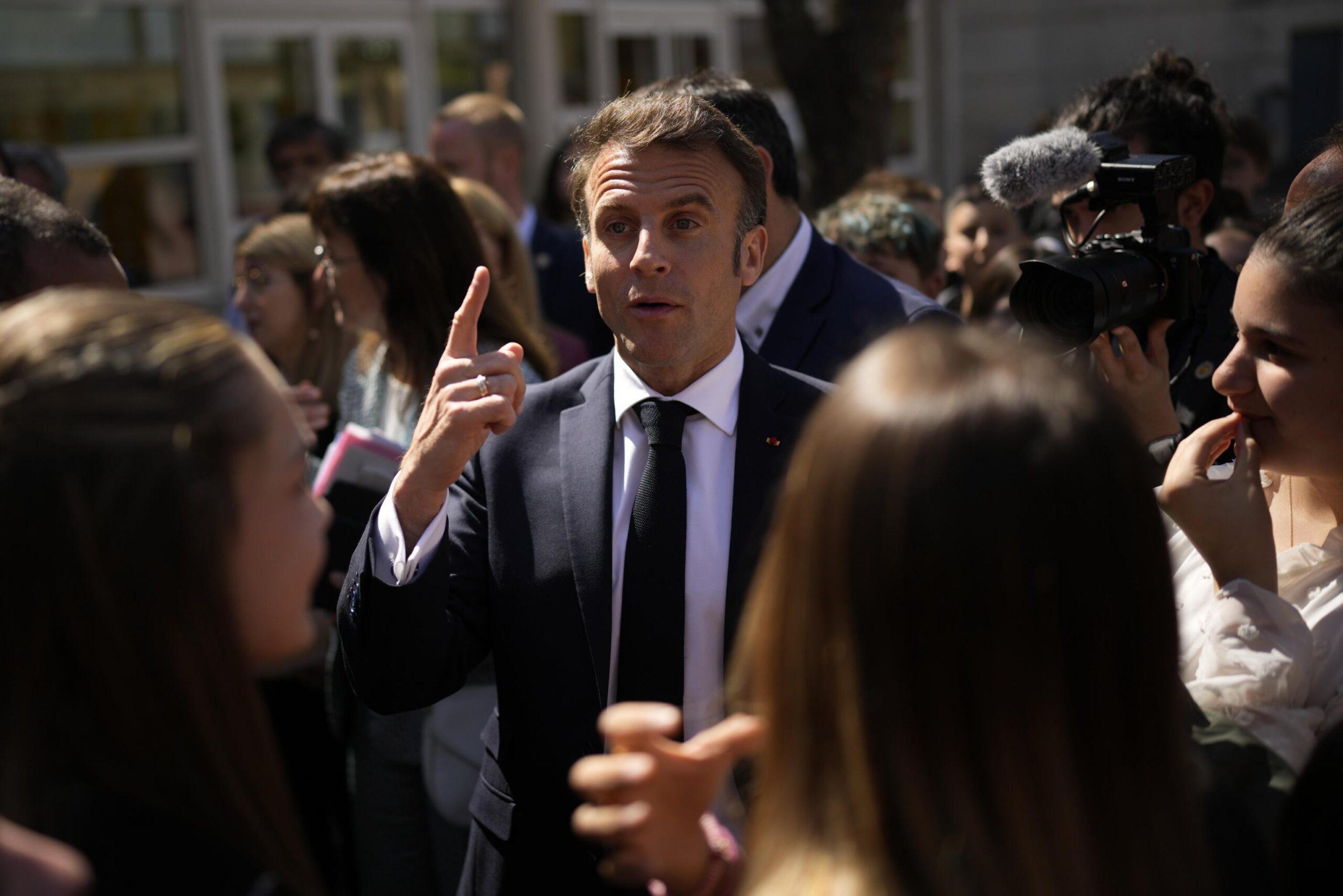 Francia, Macron su pensioni e inflazione: “Avrei dovuto espormi di più. I rincari dureranno tutta l’estate”