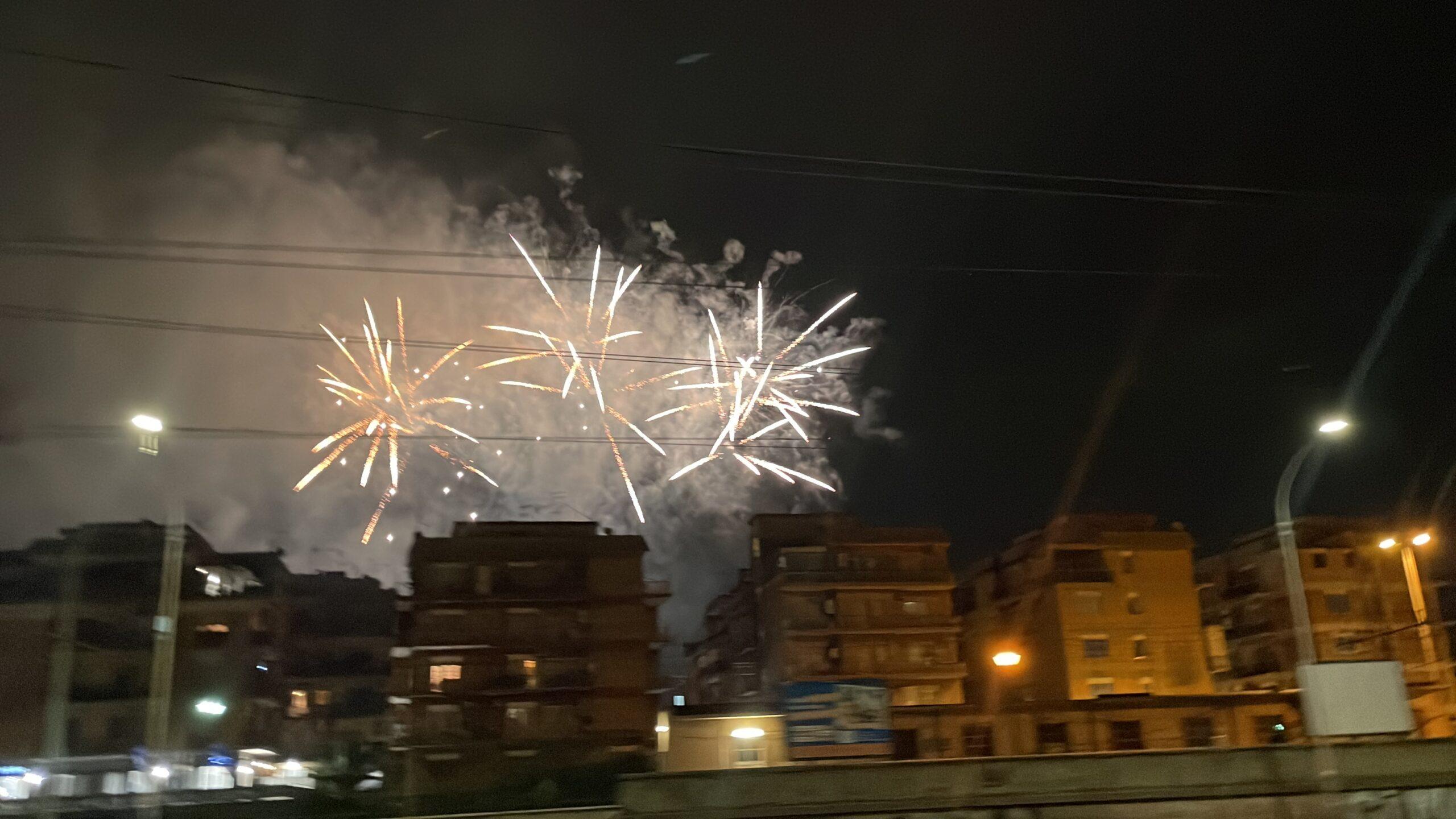 Roma in finale di Europa League, la festa dei tifosi con i fuochi d’artificio | VIDEO