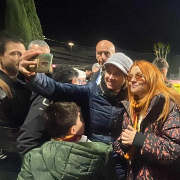 Roma – Ajax Champions League femminile con tanti vip: da Gualtieri a Noemi, l’ex Mexes: “Che brave” | VIDEO