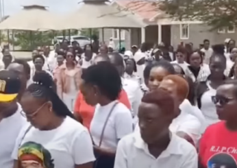 Kenya, migliaia di persone ‘invadono’ un villaggio per il funerale del giovane TikToker Brian Chira | VIDEO