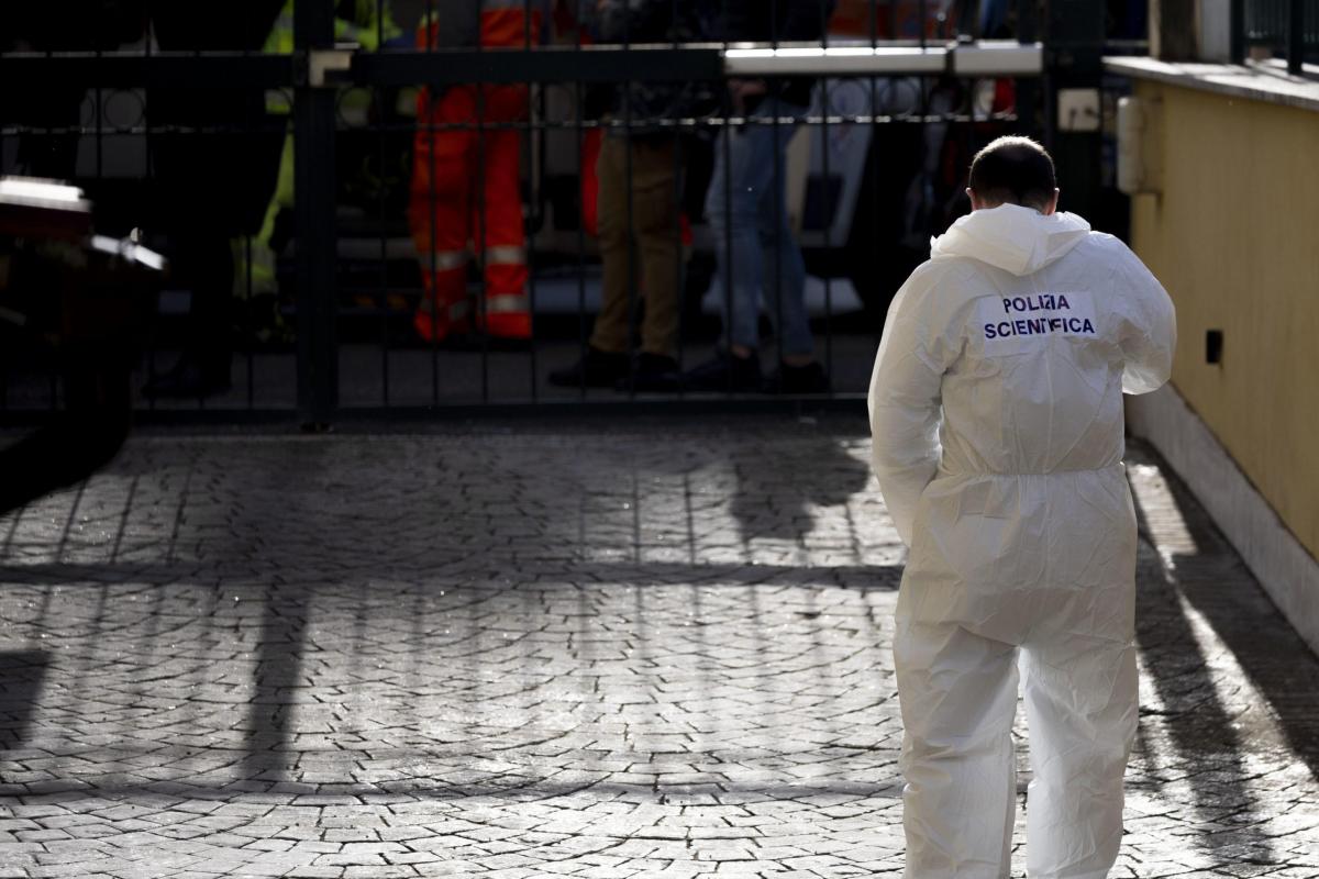 Cesena, anziano trovato morto in casa: era nudo e avvolto da lucine…