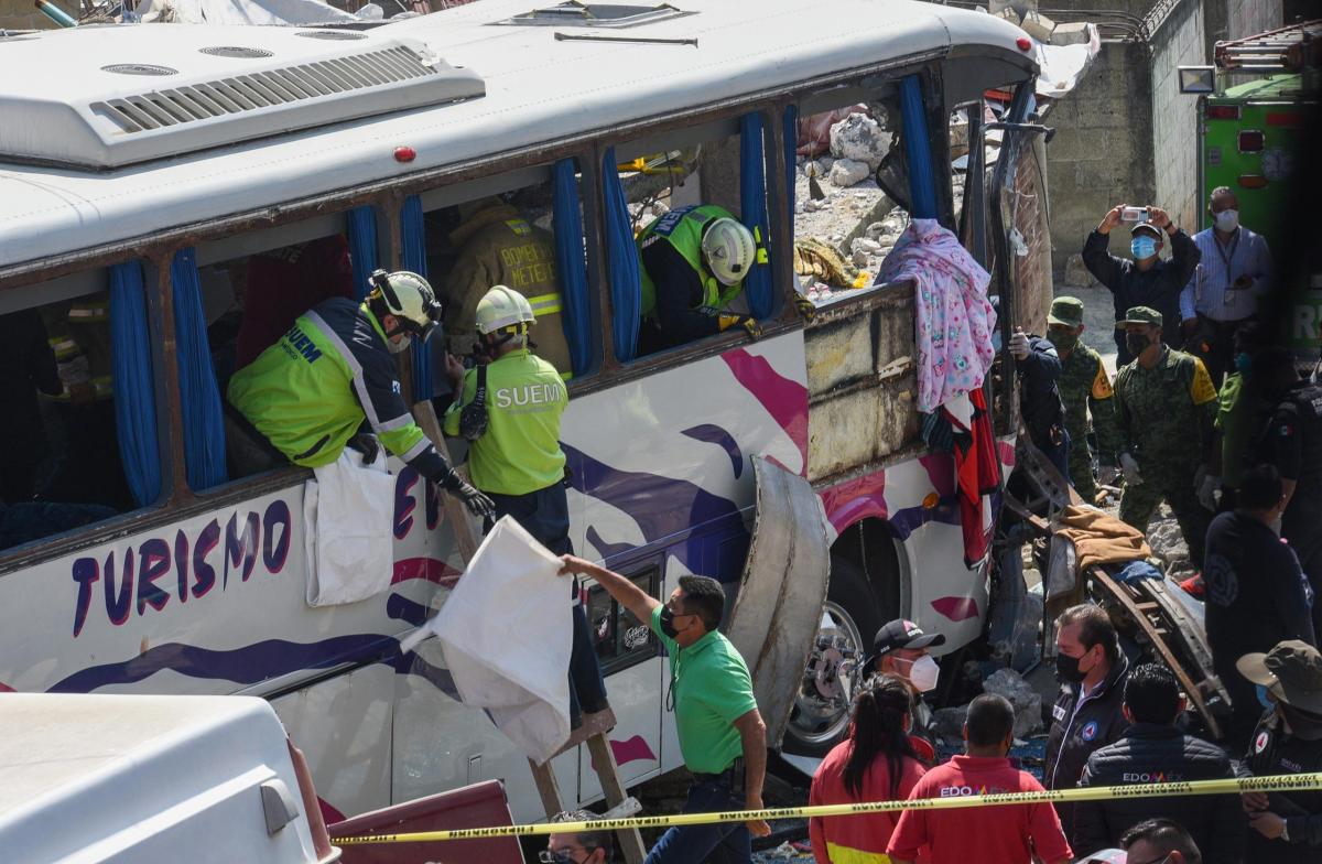 Messico, autobus turistico finisce fuori strada: 15 morti