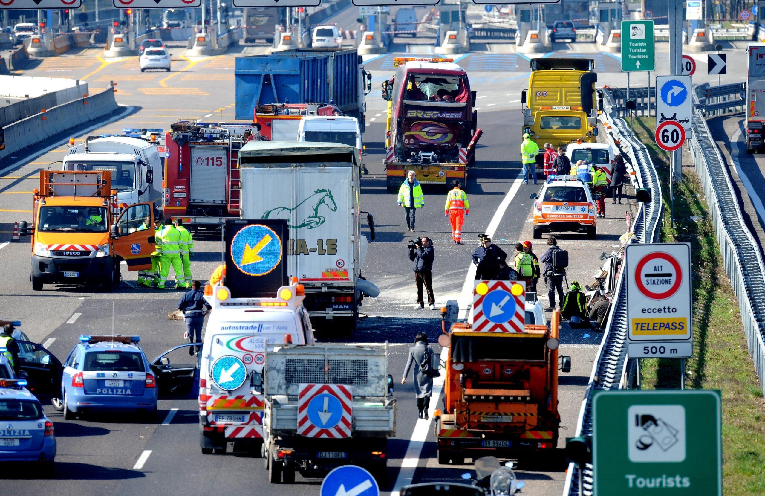 Incidente tra Reggio Emilia e Campegine, urto tra auto e tir: tratto chiuso