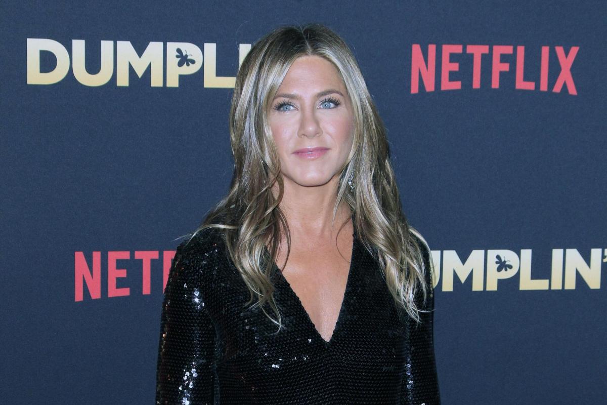 Virale il video di Jennifer Aniston in cui mostra i capelli grigi, …