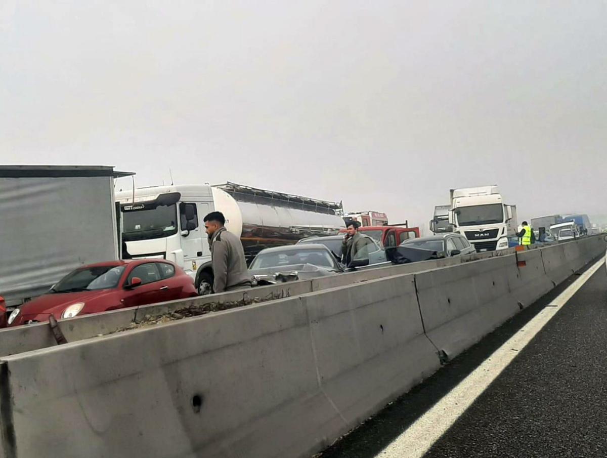 Maxi tamponamento in A1 a causa della nebbia:  chiuso tratto tra Piacenza e Parma, diversi feriti | FOTO