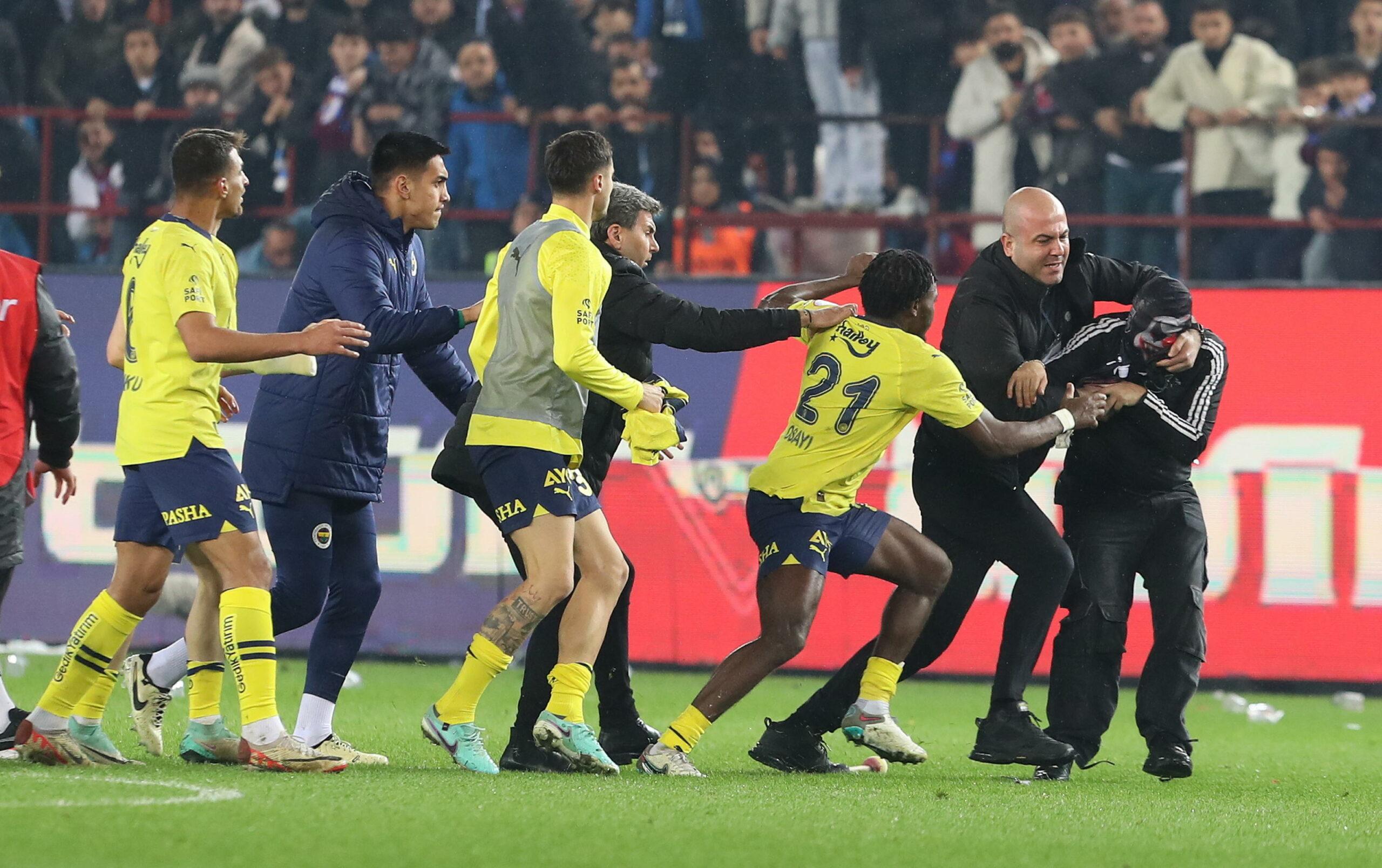 Turchia, rissa folle durante Trabzonspor-Fenerbahce: Batshuayi e Osayi litigano con i tifosi avversari | VIDEO