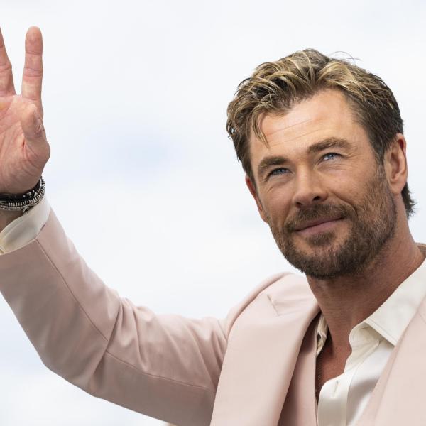 Chris Hemsworth riceve una stella sulla Hollywood Walk of Fame: il discorso esilarante di Robert Downey Jr