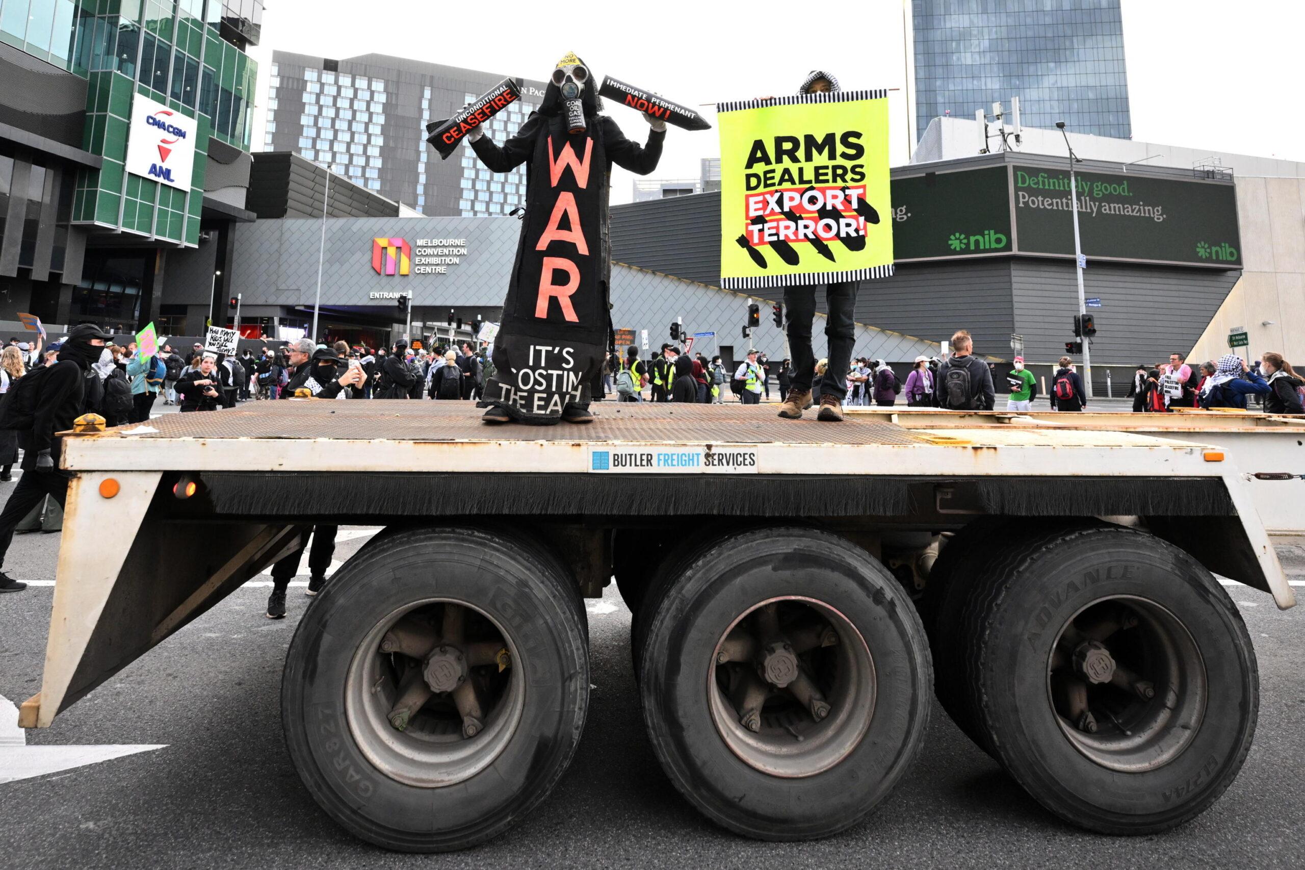 Australia, proteste contro la guerra fuori dall’expo armi a Melbourne: 39 arresti | VIDEO