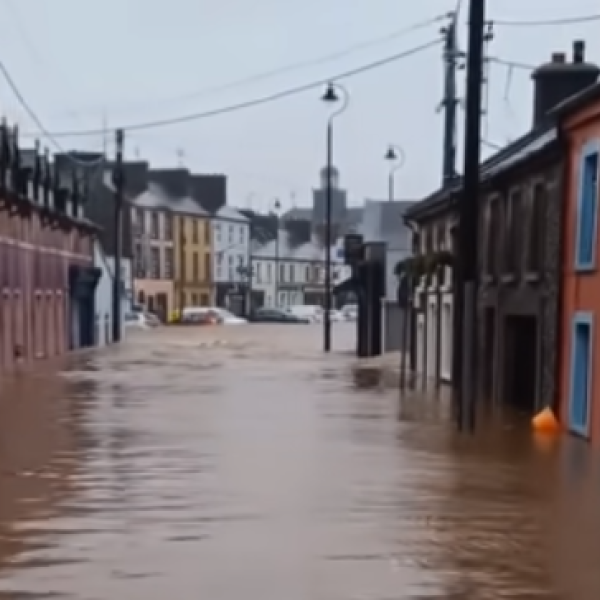 Regno Unito, la tempesta Babet mette in ginocchio l’isola: quattro vittime e tanti disagi | FOTO E VIDEO