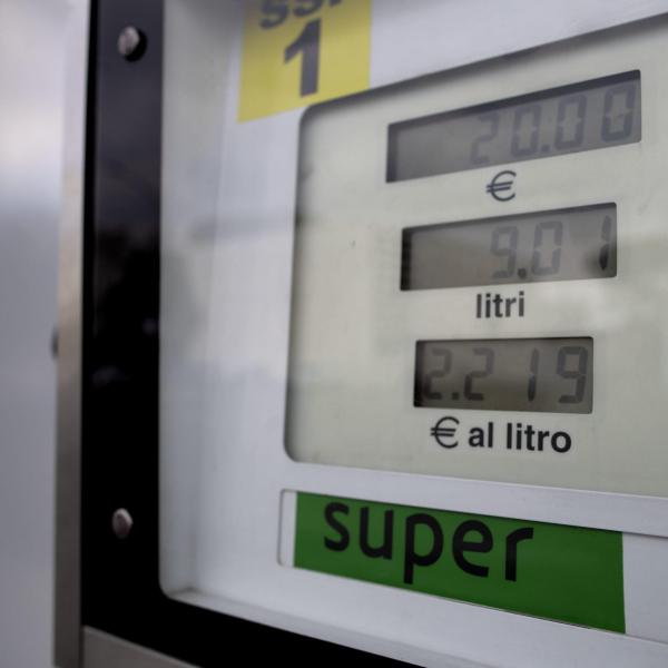 Carburanti, botta e risposta tra governo e opposizione. Filini (FdI): “Impossibile abbassare le accise per assenza di risorse”. Lai (PD): “Falso, sono scelte politiche”