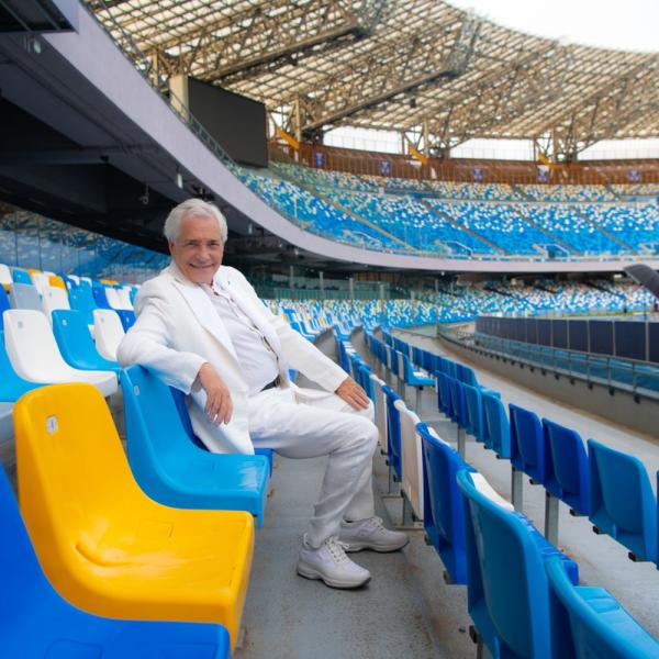 Concerto Nino D’Angelo Napoli 2024: scaletta, ospiti, biglietti e prezzi dell’evento che celebra gli anni ’80 del cantautore allo Stadio Maradona