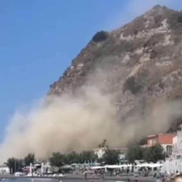 Monte di Procida, momenti di paura sulla spiaggia: frana il costone di roccia dopo il terremoto ai Campi Flegrei