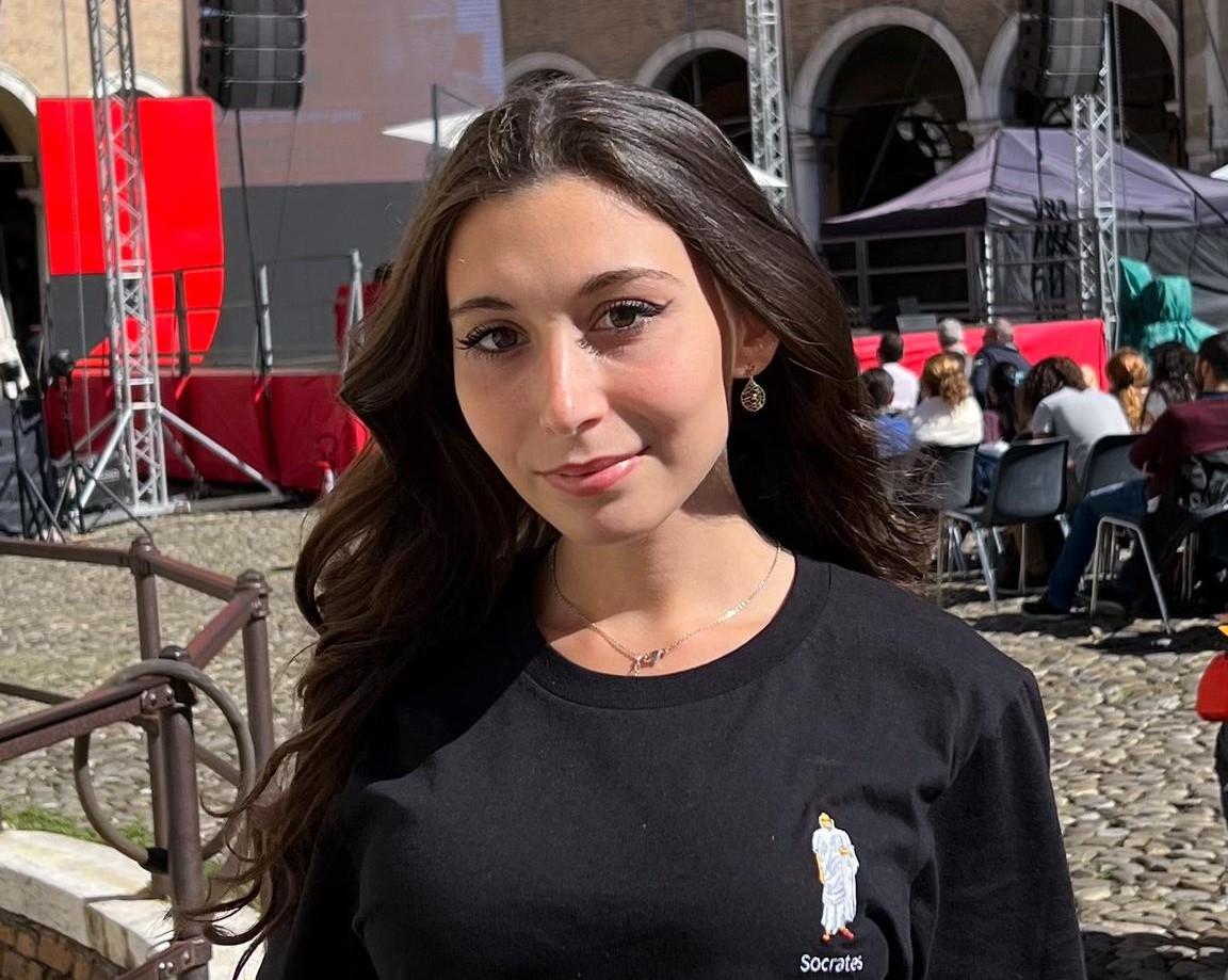 Perché è importante andare a votare? La divulgatrice Esmeralda Moretti lo spiega con la filosofia su Instagram: “L’astensionismo nasce dopo Socrate. Ma io alle urne ci vado” | VIDEO