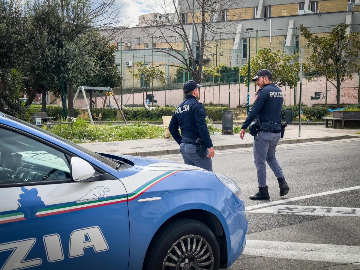 Violenza in strada a Napoli, tenta strangolarla e violentarla: in m…