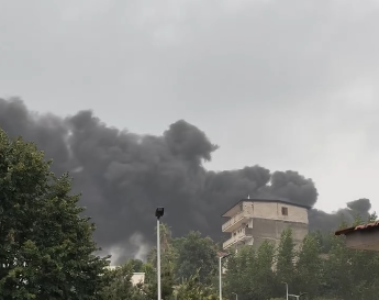 Napoli, incendio nel quartiere Fuorigrotta: enorme nube nera, evacuata la sede universitaria di Monte Sant’Angelo | VIDEO