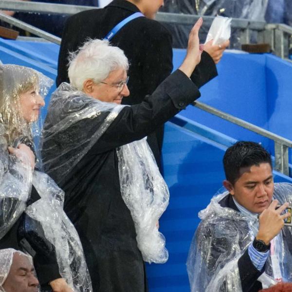 Italia alle Olimpiadi di Parigi 2024: alla cerimonia di apertura (sotto la pioggia) è di Mattarella la prima foto simbolo