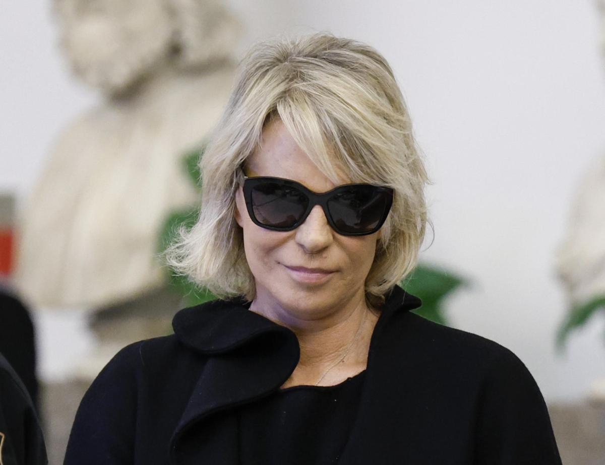 Maria De Filippi, i fan chiedono un selfie alla camera ardente per …