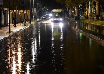 Novara, un nubifragio fa finire fuoristrada un’auto: due feriti