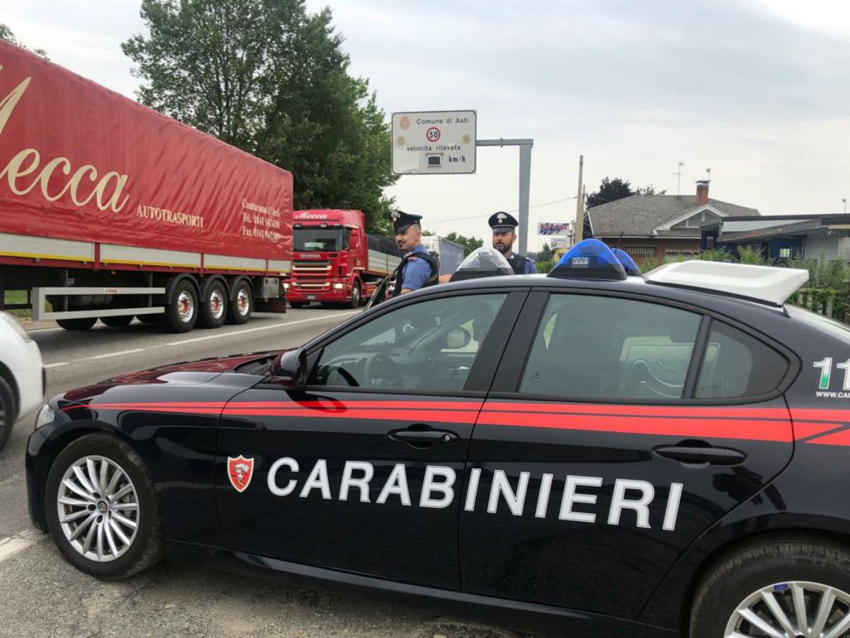 Alessandria, aggressione a Novi Ligure: uomo insegue una donna con l’auto e poi la picchia a sangue