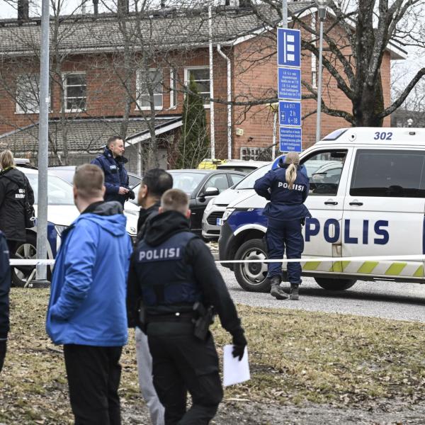 Finlandia, sparatoria fuori una scuola a Vantaa: un morto e due feriti fra gli studenti. Arrestato chi ha sparato: era un 12enne