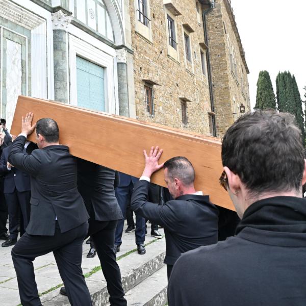 Funerali Roberto Cavalli, chiesa gremita a Firenze per l’ultimo saluto allo stilista | FOTO